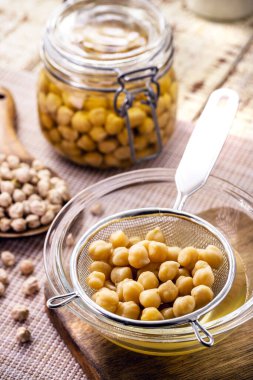 Nohutlar akafaba 'yı ayıklamak için inceleniyor, yumurta beyazlarına alternatif olarak kullanılan pişirme sıvısı.