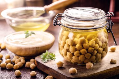 Arka planda sebzesiz mayonez, sebzesiz mayonez ve yumurtasız nohut.