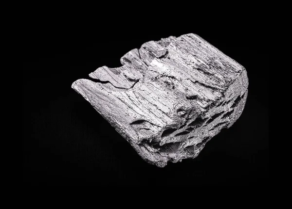 テルルは ステンレス鋼 銅及び鉛合金の合金において 冶金に使用される固体化学元素です — ストック写真