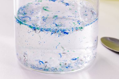 Plastik ve mikro plastik izleriyle kirlenmiş, polimer parçacıkları laboratuarda incelendi.