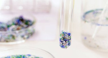 Okyanustan alınan plastik ve mikro plastik izleri olan test tüplerinin yakın çekimi, polimer parçacıkları, denizlerden gelen kirletici maddeler, çevresel sorunlar.