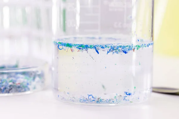 Becker Csésze Szennyezett Vízzel Műanyag Mikroműanyag Nyomokkal Szennyezett Polimer Részecskék — Stock Fotó
