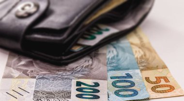 Cüzdan para dolu, Brezilya 'dan gelen para, iki yüz elli reais. Finansal tasarruf veya ödeme kavramı