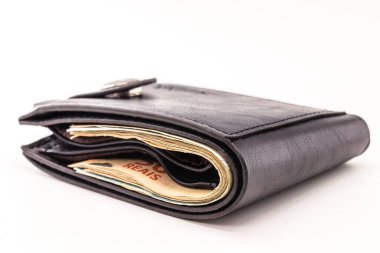 Para dolu cüzdan, kopyalanmış beyaz arka plan, Brezilya 'dan gelen para