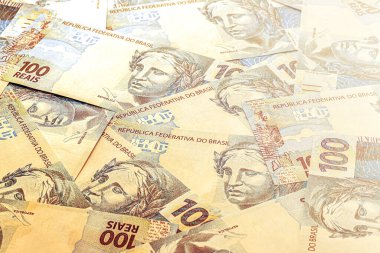 Brezilya 'dan birkaç yüz reais, 1000' den fazla reais ödül, arka planda Brezilya parası