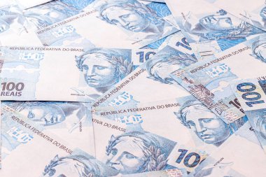 Brezilya 'dan birkaç yüz reais, 1000' den fazla reais ödül, arka planda Brezilya parası