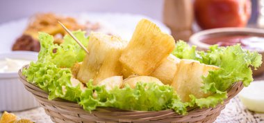 Sebze ve soslu kızarmış kasava. Restoran ve barlarda servis edilen tipik bir Brezilya atıştırmalığı.