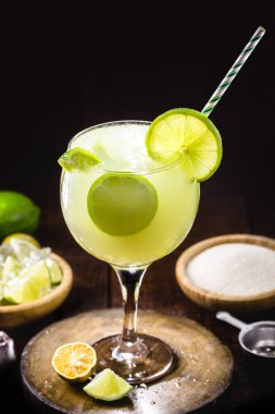 Caipirinha, tipik bir Brezilya alkollü içeceği cachaca, limon, şeker ve meyvelerle yapılır, soğuk yaz içeceği kırsal bir ortamda, kopyalanmış alanla