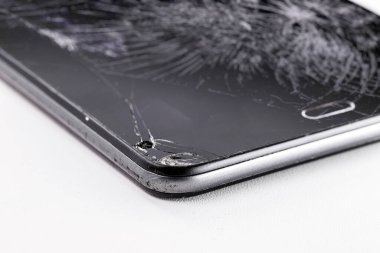 Akıllı telefon sonbaharda kırılmış, ekran ve koruyucu film kırılmış, tamir edilmiş..