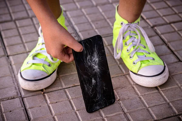 Smartphone Zařízení Rozbité Obrazovky Zvedl Podlahy Neohrabaný Mladý Muž Mobilní — Stock fotografie