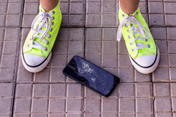 Zařízení Smartphone Spadl Podlahu Rozbitou Obrazovkou Horní Pohled Mobilní Nehoda — Stock fotografie