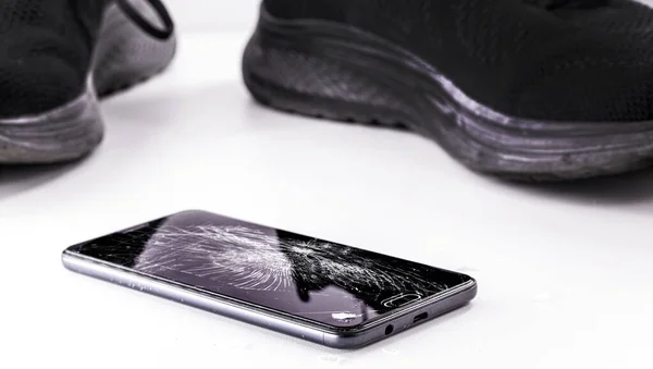 Akıllı Telefon Aygıtı Beyaz Zemine Düştü Ekran Film Sonbaharda Çatladı — Stok fotoğraf
