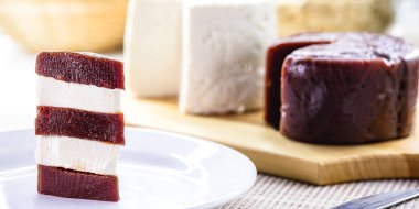 Guava reçelli taze peynir, kahvaltıda servis edilen 