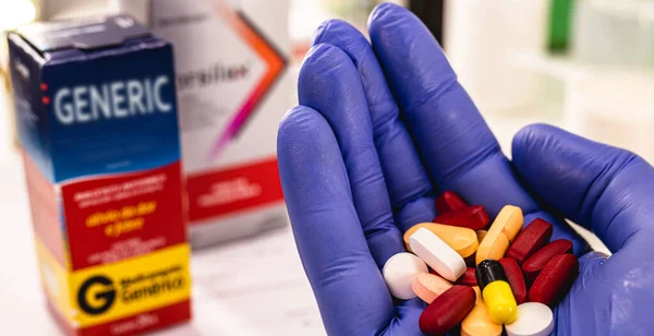 Pharmacist Hand Holding Generic Medicine Closeup Patent Free Medicine Pills — Foto de Stock