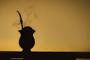 Chimarrao su kabağı gün batımında, yerba mate infüzyonu, soğuk kış günlerinde servis edilir, gauch geleneği, Rio Grande do Sul, Brezilya 'nın sembolü