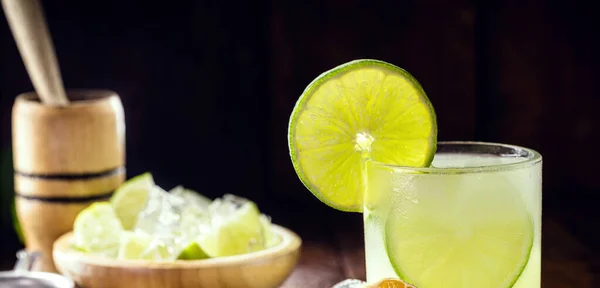 Glass Typical Brazilian Drink Called Caipirinha Made Lemon Ice Sugar — Stock Photo, Image