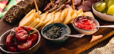 Sandviç, aperatif ve garnitür, el yapımı parmesan peyniri, taze domates, Alman siyah ekmek, reçel, pesto sosu, salatalık, yeşil üzüm ve sebze.