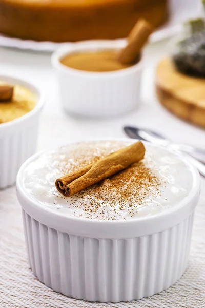 Mügunza ya da Canjica, tipik Brezilya tatlısı, hafif ezilmiş beyaz ya da sarı mısır tanelerinden yapılmış, hindistan cevizi suyu, inek sütü, şeker, tarçın tozu ya da kabuk ve karanfil içeren bir çorbada pişirilmiş.