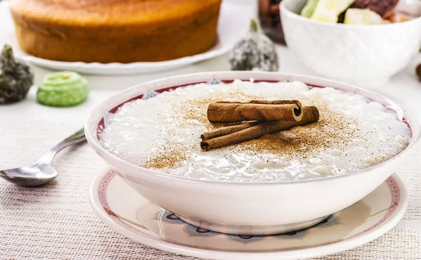 Mungunza, veya Canjica, Brezilya Haziran festivallerinden geleneksel bir tatlı, tipik Brezilya tatlıları ve arka planda bir cep