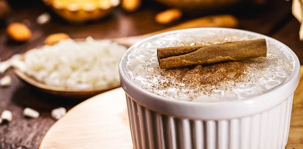 Mügunza ya da Canjica, tipik Brezilya tatlısı, hafif ezilmiş beyaz ya da sarı mısır tanelerinden yapılmış, hindistan cevizi suyu, inek sütü, şeker, tarçın tozu ya da kabuk ve karanfil içeren bir çorbada pişirilmiş.