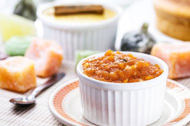 ev yapımı balkabağı reçeli demlik, Haziran ve Temmuz partilerinde tipik Brezilya tatlısı, arka planda fuba keki ve şekerli şekerlemeler