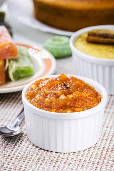 Brezilya balkabağı reçeli ya da pudingi, arka planda balkabağı reçeli, Brezilya Haziran festivallerinin geleneği.