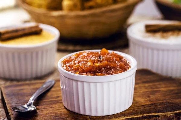 Haziran ve Temmuz partilerinde servis edilen tipik Brezilya balkabağı reçeli, Minas Gerais 'ten geleneksel reçel