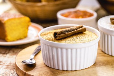 Kabuk ve tarçın tozuyla süslenmiş mısır reçeli, jimbele veya hominy adı verilen bir kase. Haziran ve Temmuz aylarında kırsal festivallerin tipik tatlıları