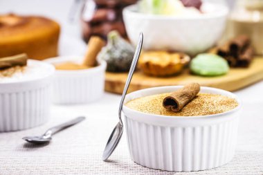 Mısır tatlısı ya da puding adı Curau, jimbele ya da hominy, arka planda kırsal tatlılar. Brezilya Haziran festivallerinden tipik tatlılar