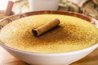 Kabuk ve tarçın tozuyla süslenmiş mısır reçeli, jimbele veya hominy adı verilen bir kase. Haziran ve Temmuz aylarında kırsal festivallerin tipik tatlıları