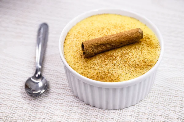 Mısır reçelli kase, adı Curau, jimbele veya hominy, tarçın kabuğuyla süslenmiş,