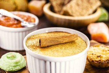 Mısır tatlısı ya da puding adı Curau, jimbele ya da hominy, arka planda kırsal tatlılar. Brezilya Haziran festivallerinden tipik tatlılar