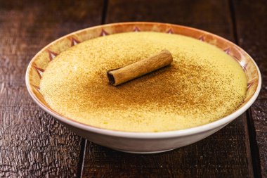 Kabuk ve tarçın tozuyla süslenmiş mısır reçeli, jimbele veya hominy adı verilen bir kase. Haziran ve Temmuz aylarında kırsal festivallerin tipik tatlıları