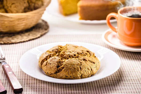 Broa, geleneksel olarak Portekiz ve Brezilya 'da yapılan bir mısır ve buğday ekmeği türüdür. Mısır, buğday veya mısır unu karışımı ile yapılır..