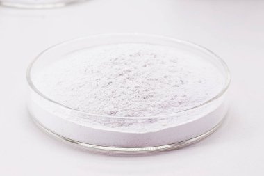 Laboratuvarda asetilsalisilik asit tozu üretiliyor, bir petri kabının içinde, salisilik asit ve asetik anhidrattan elde edilen ilaç.