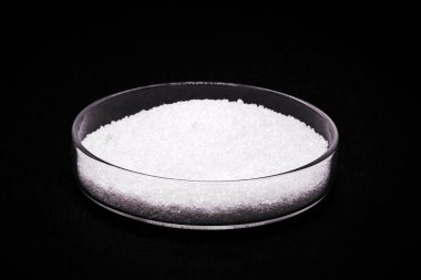 Petri kabında asetilsalilik asit kristalleri, asetilsilik asit veya aspirin yapımında kullanılan kimyasal bileşenler.