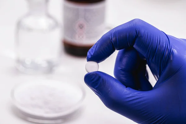 Pharmacist Hand Holding Acetylsalicylic Acid Tablet Obtained Salicylic Acid Acetic — Foto de Stock