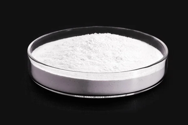 研究室で製造されているアセチルサリチル酸粉末は ペトリ皿の中で サリチル酸及び酢酸アンヒドから得られる薬 — ストック写真