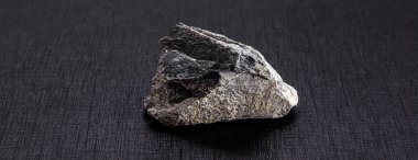 Granit ya da ezilmiş taş olarak adlandırılan kaldırım ya da kaldırımda kullanılan taş, siyah arkaplandan ve telif alanından izole edilmiştir.