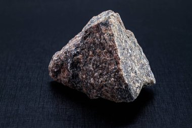 Granit ya da ezilmiş taş olarak adlandırılan kaldırım ya da kaldırımda kullanılan taş, siyah arkaplandan ve telif alanından izole edilmiştir.