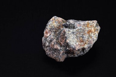 Kaldırımda, inşaat alanında, sütunlarda, kirişlerde ve levhalarda kullanılan taşlar. Şu anda betonda en çok kullanılan taş bu.