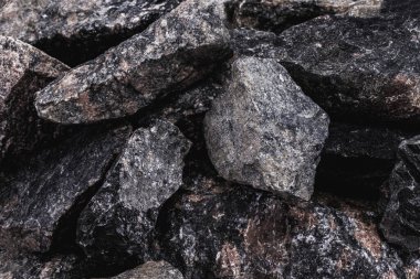 İnşaatlarda, setlerde, demiryolu dengelerinde ve kanalizasyonlarda kullanılan taş ya da taş