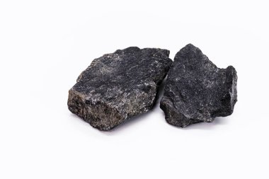 Granit ya da ezilmiş taş olarak adlandırılan kaldırım ya da kaldırımda kullanılan taş beyaz arka planda, telif uzayda izole edilmiştir.