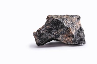 İnşaatlarda, setlerde, demiryolu dengelerinde ve kanalizasyonlarda kullanılan taş ya da taş