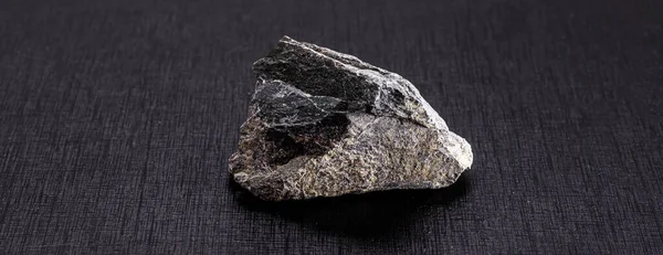 Granit ya da ezilmiş taş olarak adlandırılan kaldırım ya da kaldırımda kullanılan taş, siyah arkaplandan ve telif alanından izole edilmiştir.