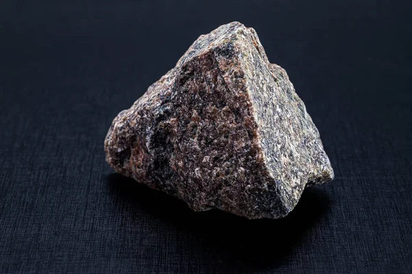 Granit ya da ezilmiş taş olarak adlandırılan kaldırım ya da kaldırımda kullanılan taş, siyah arkaplandan ve telif alanından izole edilmiştir.