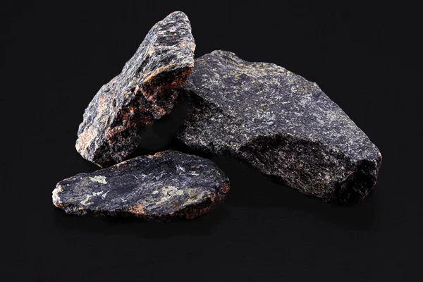 granit ya da ezilmiş taş, kaldırım ve inşaat endüstrisinde endüstriyel olarak kullanılan cevher.