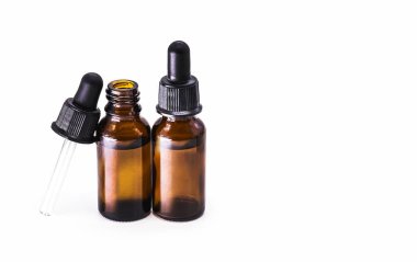 Sivilceleri ve yüz yağlarını kontrol etmek için kullanılan asit, kopyalama alanı ve izole edilmiş beyaz arkaplanı olan damlatıcı şişesi.