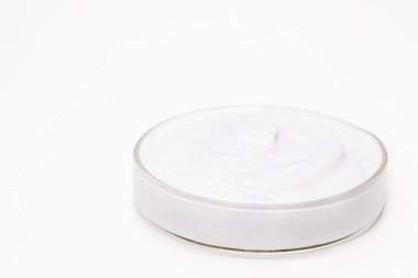 Petri kabında yüz temizleme kremi, ilaç ürünü, bembeyaz cilt, temiz gözenekler. Glucocio veya Retinoik Asit