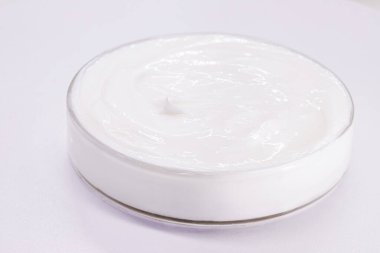 Benzol Peroksit kremli Petri kabı, akne ve dermatoz tedavisinde krem, sabun, losyon veya jel yapımında kullanılır..